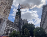 Incendio en la flecha de la catedral de la ciudad francesa de Ruán