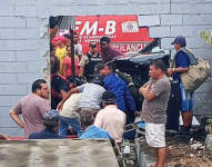 La camioneta se estrelló contra un cerramiento.