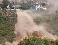 Momento del deslizamiento de tierra en el sector La Pampa