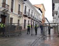 Un grupo de policías en la calle Venezuela y Mejía del Centro Histórico de Quito.