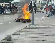 Ciudadanos incendiaron la motocicleta en la que se movilizaba el presunto delincuente.