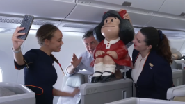 Asistentes de vuelo junto a Mafalda y Quino, creador de la tira cómica Mafalda.