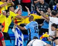 Momento exacto en el que hinchas colombianos golpeaban a jugadores de Uruguay.