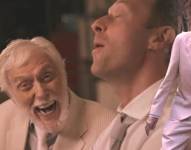 Capturas de pantalla del videoclip de COldplay junto a Dick Van Dyke.