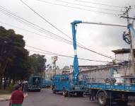 Cambio de postes y redes en el sector Quitumbe, sur de Quito.