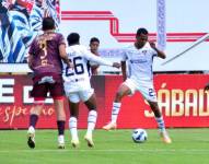 Jugadores de ambos clubes disputando el balón.