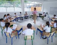 Foto de estudiantes de primaria en la unidad Ileana Espinel Cedeño.