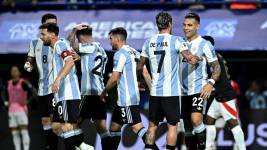 Jugadores de Argentina celebrando el triunfo sobre Perú.