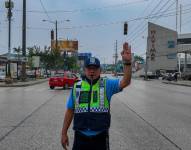 Imagen de un agente de tránsito realizando su trabajo en una calle del norte de Guayaquil, ante la falta de funcionamiento de un semáforo por los apagones.