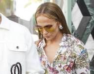 Jennifer Lopez a las afueras de una tienda de Gucci.