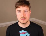 MrBeast, cuyo nombre real es Jimmy Donaldson, es un famoso YouTuber estadounidense conocido por sus extravagantes videos donde regala grandes sumas de dinero y realiza desafíos extremos. Su contenido viral lo ha convertido en uno de los creadores de contenido más populares y ricos del mundo, además de impulsar numerosas iniciativas benéficas.