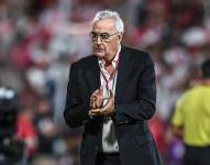 Jorge Fossati dirigiendo un partido con la selección de Perú