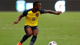 Pedro Pablo Perlaza en un partido con la selección de Ecuador