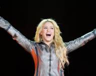 Shakira es una reconocida cantante, compositora y bailarina colombiana que ha logrado fama mundial con sus pegadizos ritmos latinos y letras poderosas. Sus canciones, que mezclan elementos del pop, rock y música latina, la han convertido en una de las artistas más exitosas de la música en español.