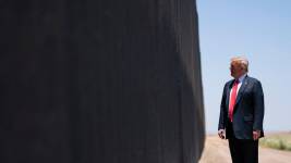 Foto de archivo del presidente Donald Trump recorriendo una sección del muro fronterizo en San Luis, Arizona.