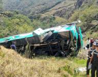 Imagen de un bus interprovincial volcado en una vía de Pallatanga, Chimborazo, la mañana de este domingo 1 de diciembre.