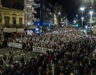Centenares de personas participan de la Marcha del Silencio, en conmemoración por los desaparecidos en la dictadura en Uruguay.