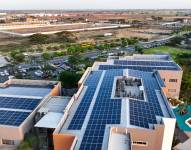 Imagen de edificios del campus de Ecotec en Samborondón con paneles solares, que alimentan el consumo energético de la institución.