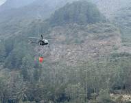 Continúan las labores de control del incendio forestal registrado en el cerro San Pablo, en Azuay.