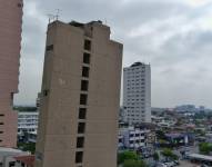 Imagen de dron del edificio Fantasía, ubicado en la avenida 9 de Octubre, entre las calles Esmeraldas y José Mascote, en el centro de Guayaquil.