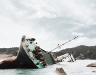 Foto referencial de un barco hundiéndose