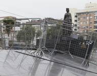 Estatua de Isabel la Católica en Quito, que se encontraba rodeada por vallas metálicas. API