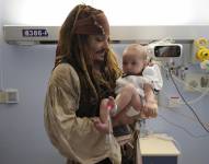 El actor Johnny Depp, vestido de capitán Sparrow, durante la visita que realizó a los niños del Hospital Universitario de Donostia, en la ciudad española de San Sebastián.