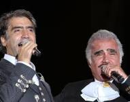 Alejandro Fernández es un reconocido cantante mexicano conocido por su poderosa voz y baladas románticas. A menudo conocido como El Potrillo, ha seguido los pasos de su legendario padre, Vicente Fernández, y se ha convertido en uno de los artistas de música regional mexicana más populares del mundo.