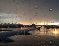 Foto referencial de un avión en una temporada de lluvia