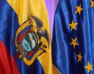 Imagen referencial de banderas de Ecuador y la Unión Europea.