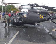 Un helicóptero de la FAE cayó en la avenida universitaria de Portoviejo, el 12 de marzo de 2022.