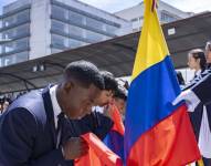 Estudiante realizando el juramento a la bandera