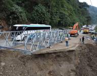 El armado de paneles y lanzamiento de la estructura del puente tipo Bailey en Cruz del Hueso, parte de la E487, Pallatanga-Cumandá.