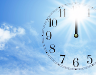 Imagen referencial del cielo soleado con un reloj