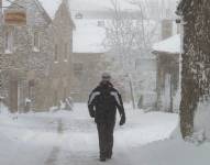 Un hombre camina entre la nieve en Piedrafita, Lugo, este lunes 9 de diciembre de 2024.