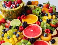 Imagen referencial de frutas: naranja, arándanos, moras, fresas, toronja, piña, durazno, mango, frambuesas, kiwi.