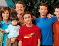 Malcolm in the Middle es una popular serie de comedia estadounidense que sigue las divertidas y caóticas aventuras de Malcolm, un niño superdotado que intenta sobrevivir en una familia disfuncional. La serie se destaca por su humor sarcástico y sus personajes entrañables, convirtiéndose en un clásico de la televisión.