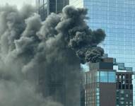 Varias columnas de humo oscuro se elevan desde el techo del rascacielos en Hudson Yards, cubriendo el cielo de Manhattan.