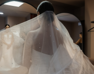 Foto referencial de una mujer con su vestido de boda