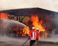 Foto referencial de bomberos apagando un incendio