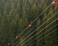 Imagen referencial de esféras rojas en cables de alta tensión.