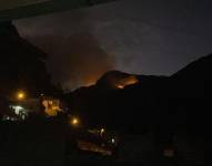 El fuego la vegetación en las laderas del Pichincha, al occidente de Quito.