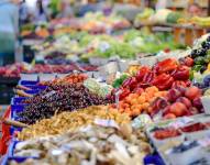 Imagen referencial: Frutas y verduras en un mercado.