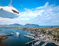 Imagen de archivo de unos dirigibles volando sobre una ciudad