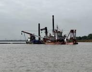 El dragado inició en junio de 2023 tras varios retrasos del consorcio Dragando por Guayas, que ha sido multado con más de un millón de dólares.