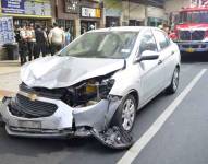 Foto del auto accidentado en el centro de Guayaquil, tras ser usado para un secuestro.