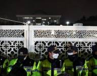 La policía haciendo guardia en la puerta de la Asamblea Nacional después de que el presidente de Corea del Sur declarara la ley marcial.