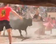 Captura del video del toro atacando al turista en España.
