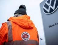 Volkswagen planea cerrar tres fábricas en Alemania por primera vez en sus 87 años de historia y los sindicatos respondieron con una huelga de aviso.