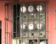 Imagen de archivo de varios medidores de luz en el exterior de un edificio.